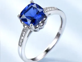 질리지 않는 ​나노 사파이어 링 쿠션 디테일에서 오는 진심