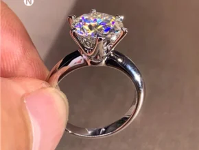 최고의 제품만 모았다 ​클래식 6 프롱 5 캐럿 라운드 모이사나이트 반지 왜 이렇게 사고싶지