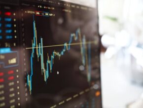 추가정보 떳다 ​채권과 주식투자의 특징은 무엇인가요? 놓치지마세요