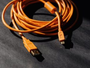 방금 전달받은 ​포르쉐 차량의 USB 포트를 통해 스마트폰과 어떻게 연결하나요? 궁금하시죠?